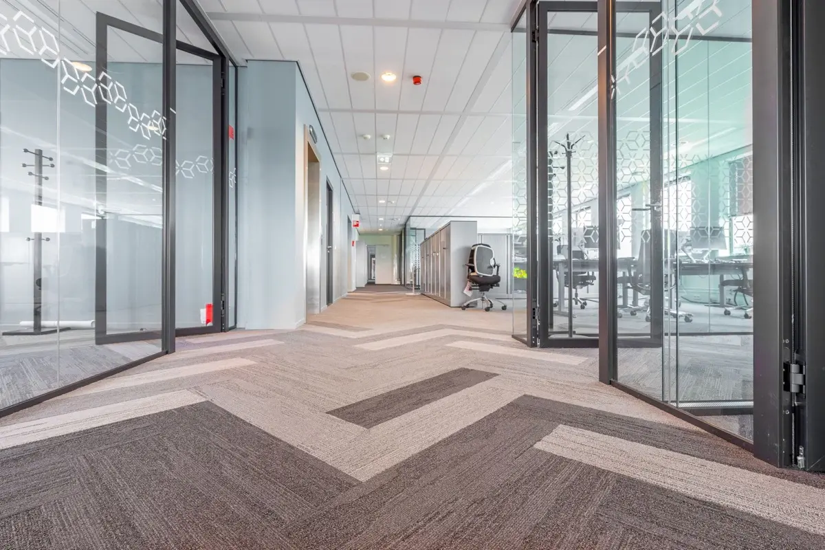 Teppichboden in einem Büro mit Glaswänden