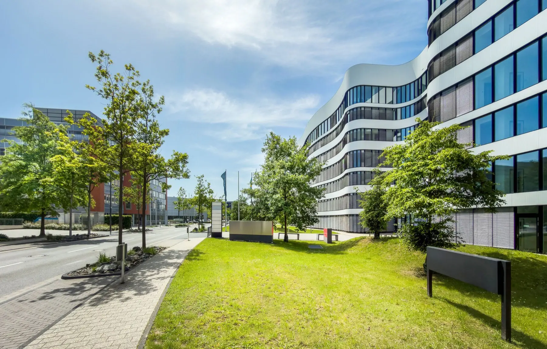 Modernes Gewerbegebäude mit Glas- und Fassadenflächen
