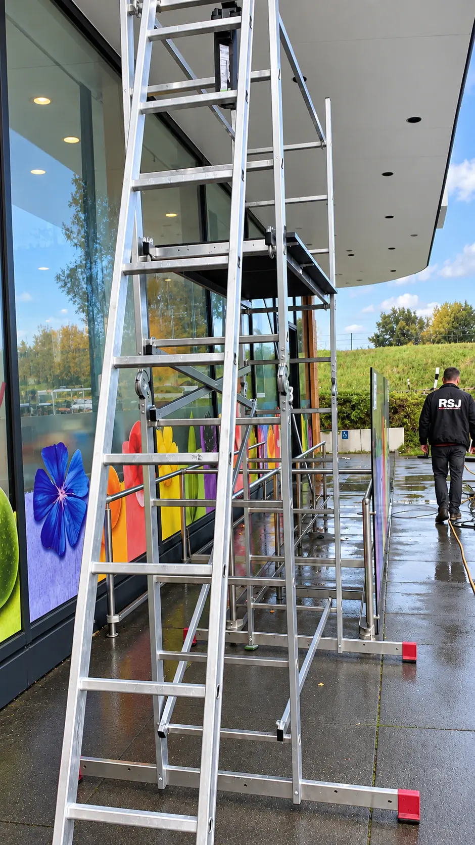 RSJ-Mitarbeiter bei Arbeiten an einer Glasfassade