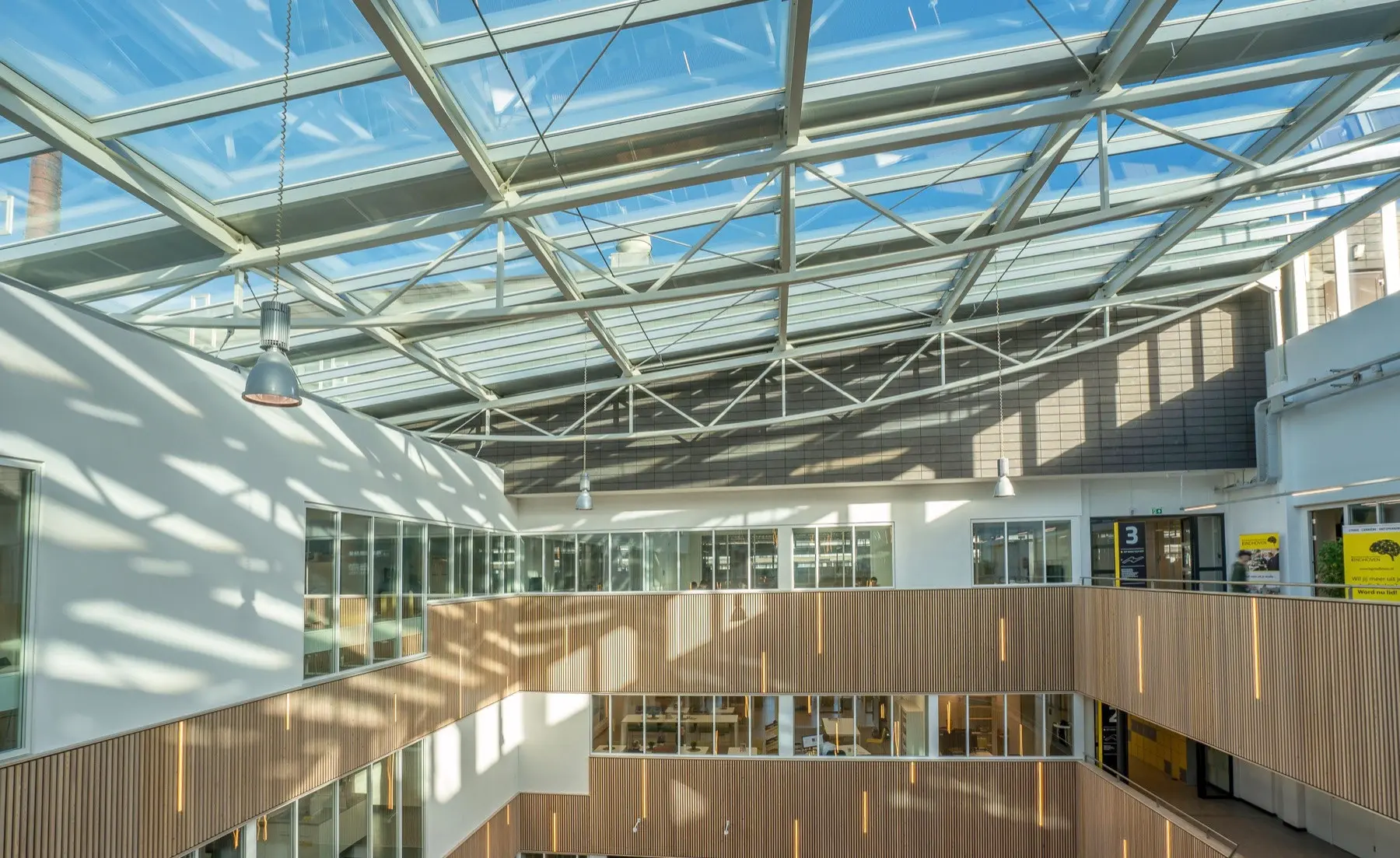 Großes Glasdach über einem hellen Atrium