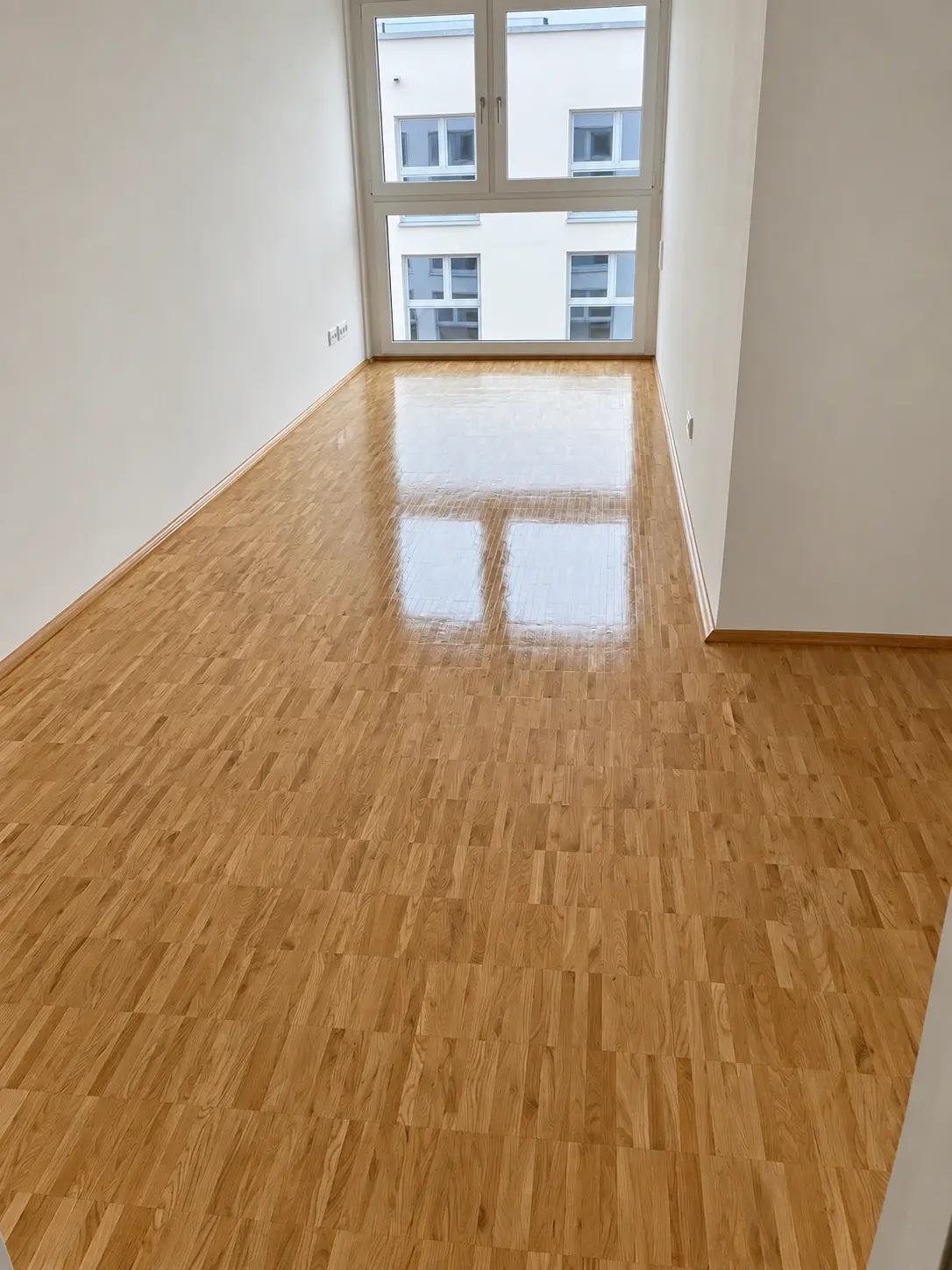 Derselbe Raum mit gereinigtem Holzboden