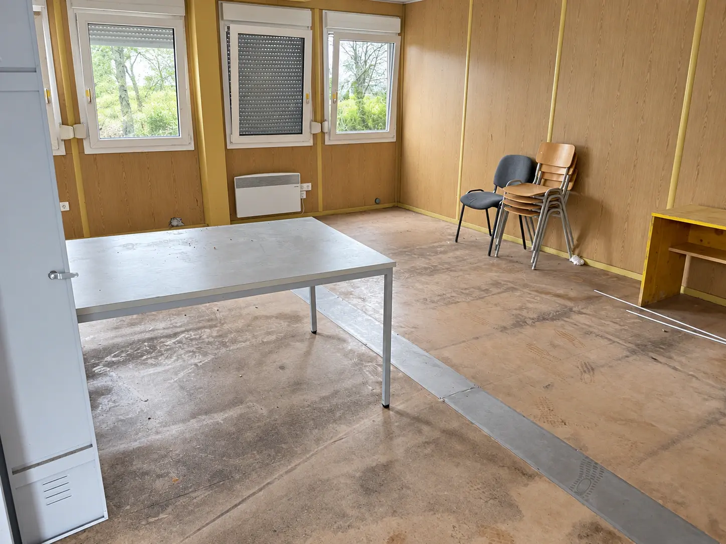 Raum mit Tisch und Stühlen vor der Reinigung