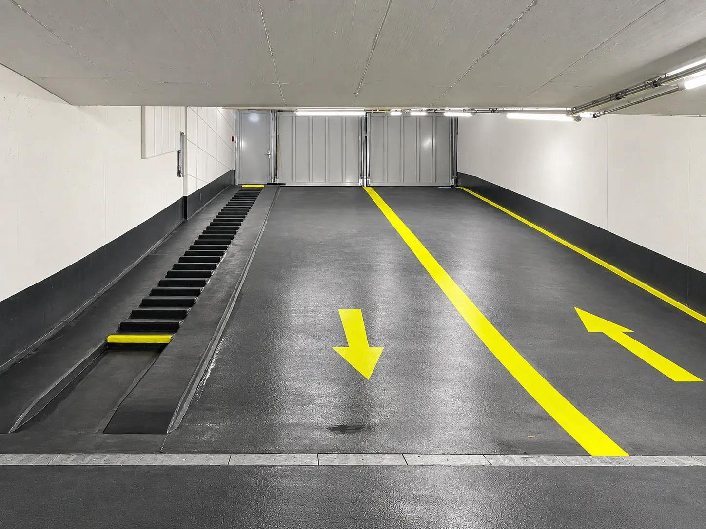 Von RSJ gereinigte Tiefgarage mit markierten Fahrspuren