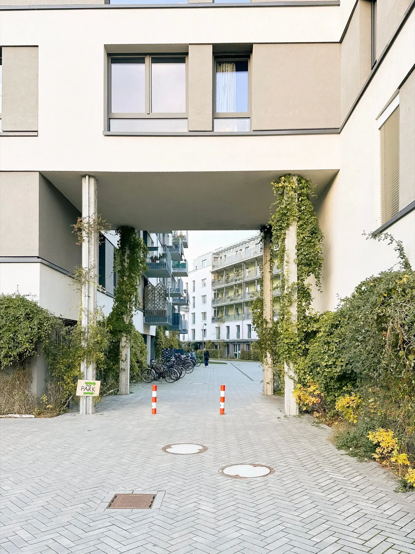 Wohnanlage mit mehreren Gebäuden