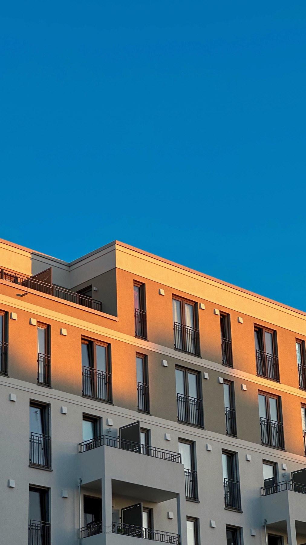 Wohngebäude mit Balkonen unter blauem Himmel